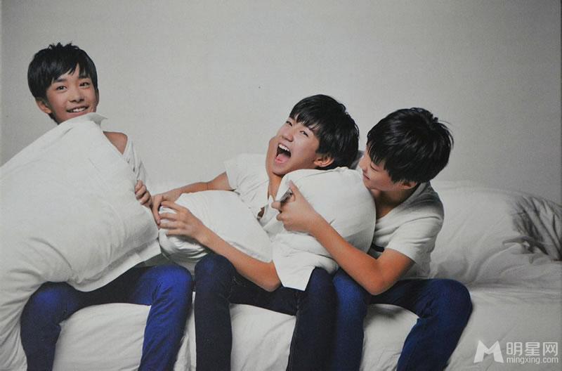 TFBOYS代言步步高广告 和何炅老师合照图片