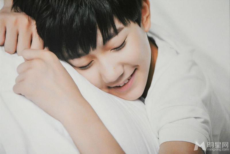 TFBOYS代言步步高广告 和何炅老师合照图片