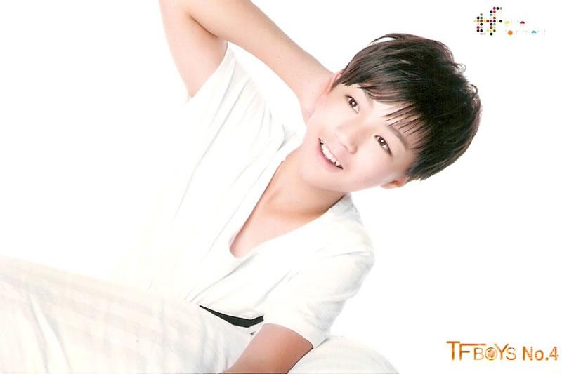 TFBOYS代言步步高广告 和何炅老师合照图片