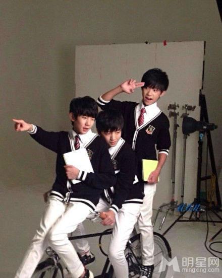 TFBOYS代言步步高广告 和何炅合照 TFBOYS图片图片