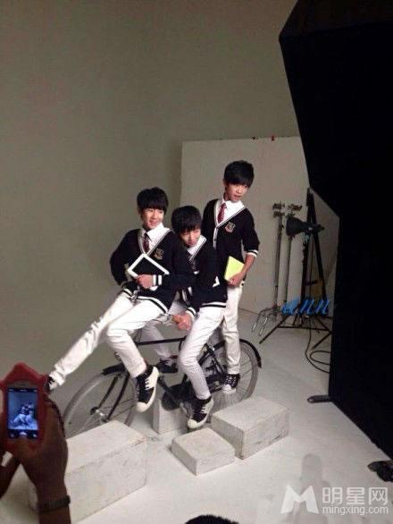 TFBOYS《Young》MV三人合照 TFBOYS图片图片