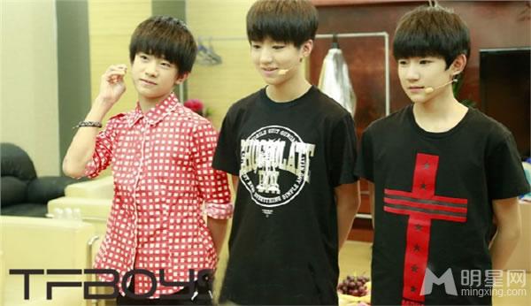 TFBOYS教室照 白色衬衫优雅阳光 TFBOYS图片图片