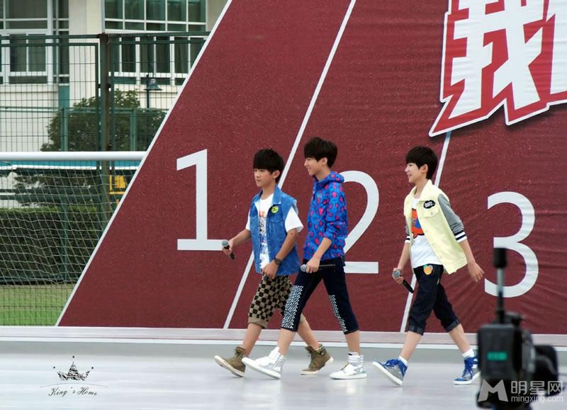 TFBOYS代言步步高广告 和何炅合照 TFBOYS图片图片