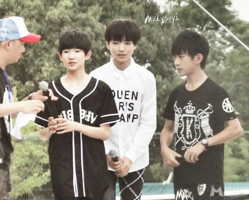 TFBOYS代言步步高广告 和何炅合照 TFBOYS图片图片