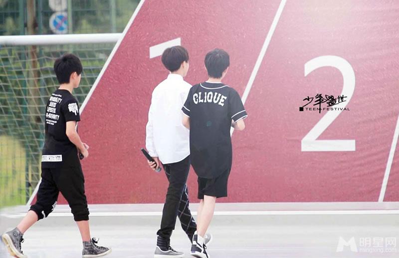 TFBOYS代言步步高广告 和何炅合照 TFBOYS图片图片
