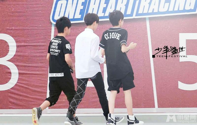 TFBOYS代言步步高广告 和何炅合照 TFBOYS图片图片