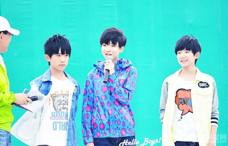 TFBOYS代言步步高广告 和何炅合照 TFBOYS图片图片