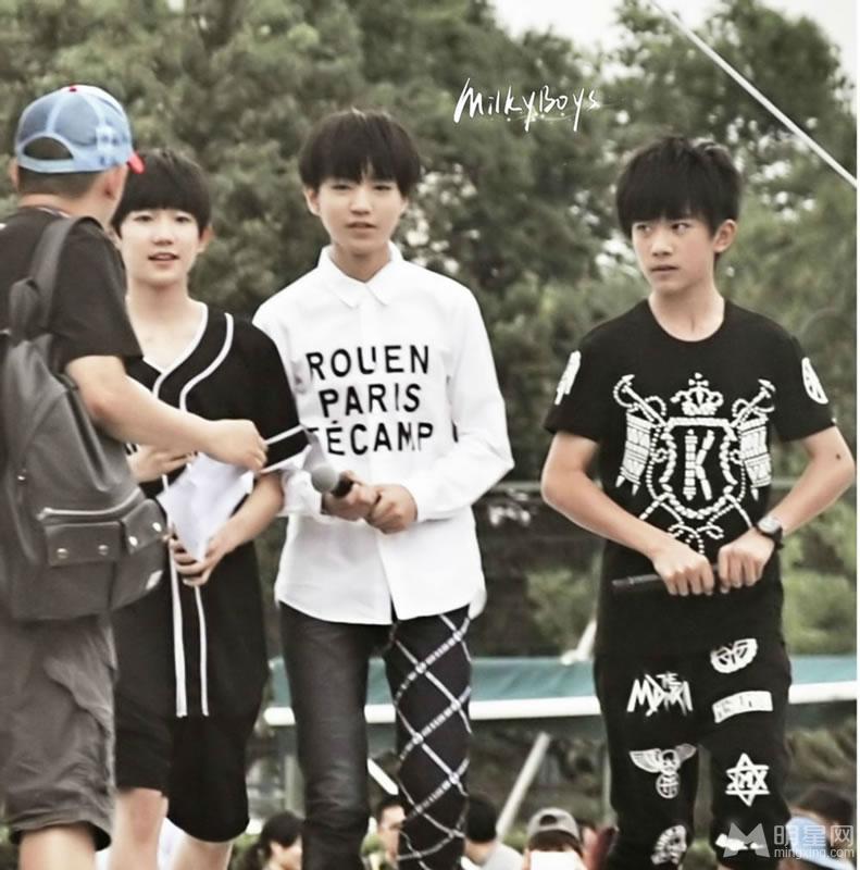 TFBOYS代言步步高广告 和何炅合照 TFBOYS图片图片
