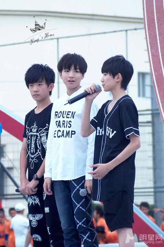 TFBOYS代言步步高广告 和何炅合照 TFBOYS图片图片