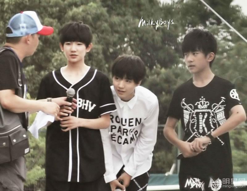 TFBOYS代言步步高广告 和何炅合照 TFBOYS图片图片