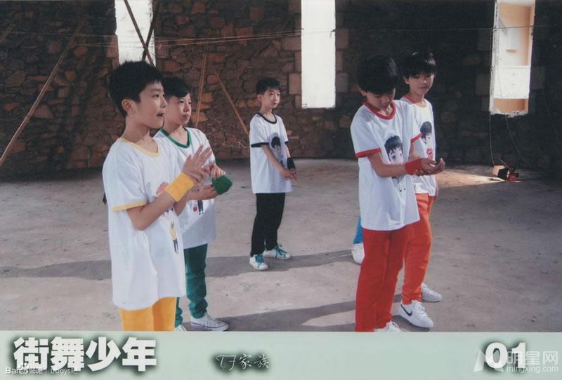 TFBOYS红色上衣卖萌祝福写真 TFBOYS图片图片