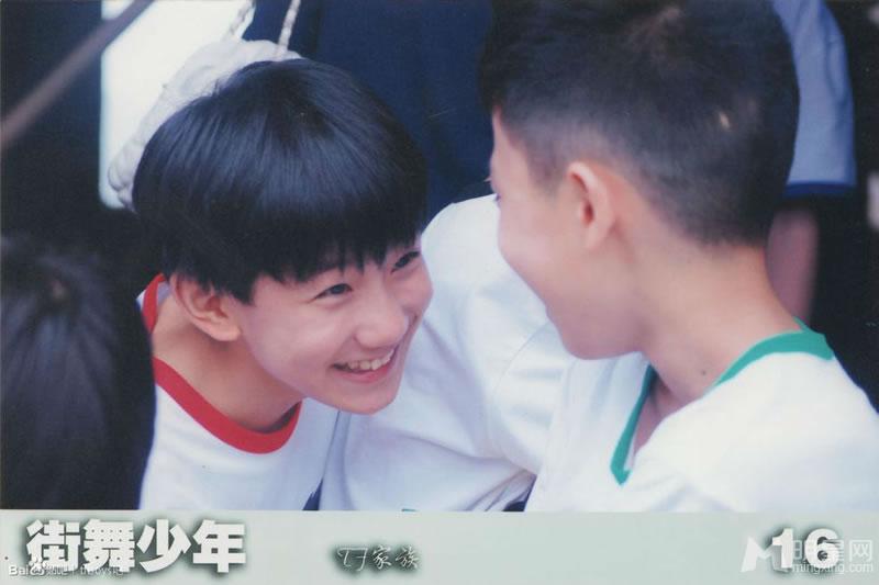 TFBOYS红色上衣卖萌祝福写真 TFBOYS图片图片
