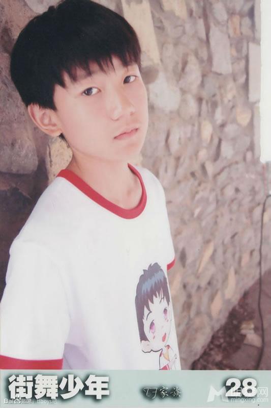 TFBOYS红色上衣卖萌祝福写真 TFBOYS图片图片