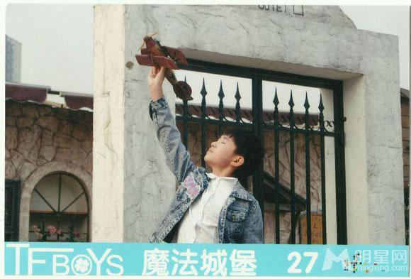 TFBOYS代言步步高广告 和何炅合照 TFBOYS图片图片