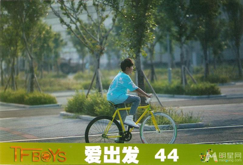 TFBOYS代言步步高广告 和何炅老师合照图片