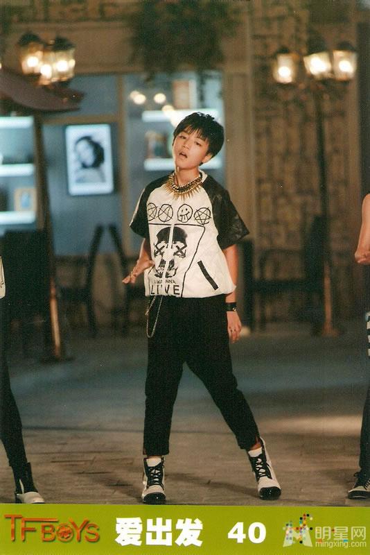 TFBOYS代言步步高广告 和何炅老师合照图片