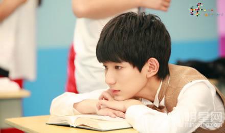 TFBOYS教室照 白色衬衫优雅阳光 TFBOYS图片图片