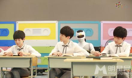 TFBOYS教室照 白色衬衫优雅阳光 TFBOYS图片图片