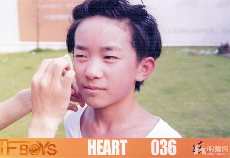 TFBOYS代言步步高广告 和何炅老师合照图片