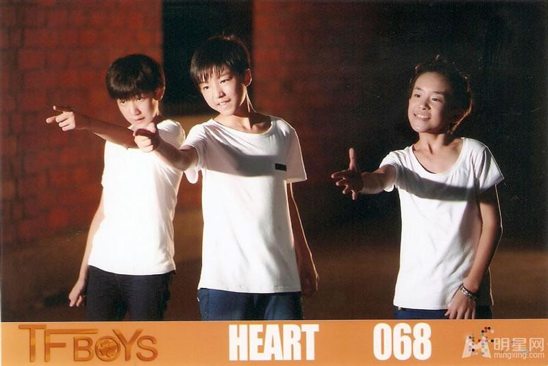 TFBOYS代言步步高广告 和何炅老师合照图片