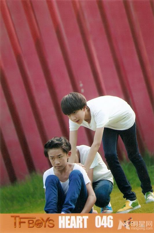 TFBOYS代言步步高广告 和何炅老师合照图片