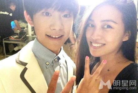 TFBOYS教室照 白色衬衫优雅阳光 TFBOYS图片图片