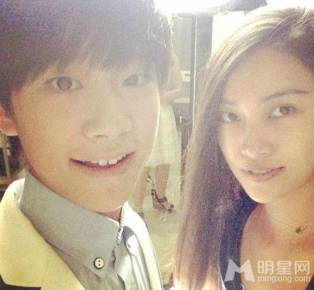TFBOYS教室照 白色衬衫优雅阳光 TFBOYS图片图片