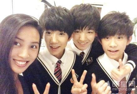 TFBOYS教室照 白色衬衫优雅阳光 TFBOYS图片图片