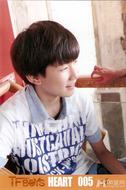 TFBOYS代言步步高广告 和何炅合照 TFBOYS图片图片
