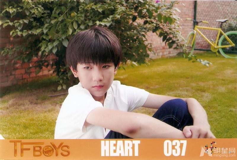 TFBOYS代言步步高广告 和何炅合照 TFBOYS图片图片