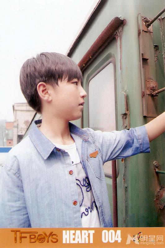 TFBOYS代言步步高广告 和何炅合照 TFBOYS图片图片