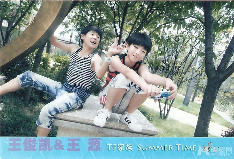 TFBOYS代言步步高广告 和何炅老师合照图片