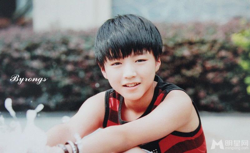 TFBOYS代言步步高广告 和何炅老师合照图片