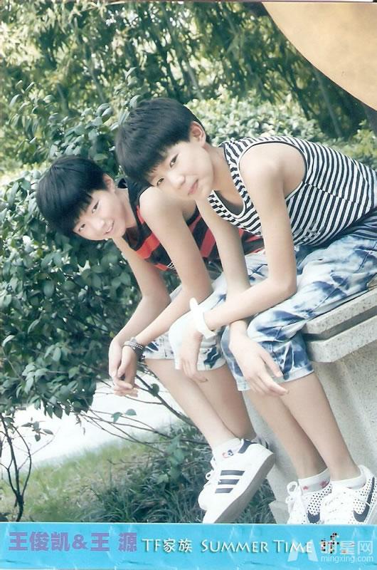 TFBOYS代言步步高广告 和何炅老师合照图片