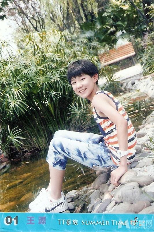 TFBOYS代言步步高广告 和何炅老师合照图片