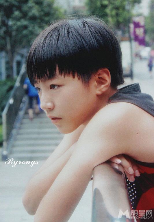 TFBOYS代言步步高广告 和何炅老师合照图片
