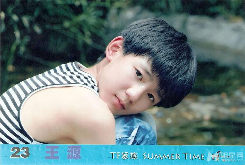 TFBOYS代言步步高广告 和何炅老师合照图片
