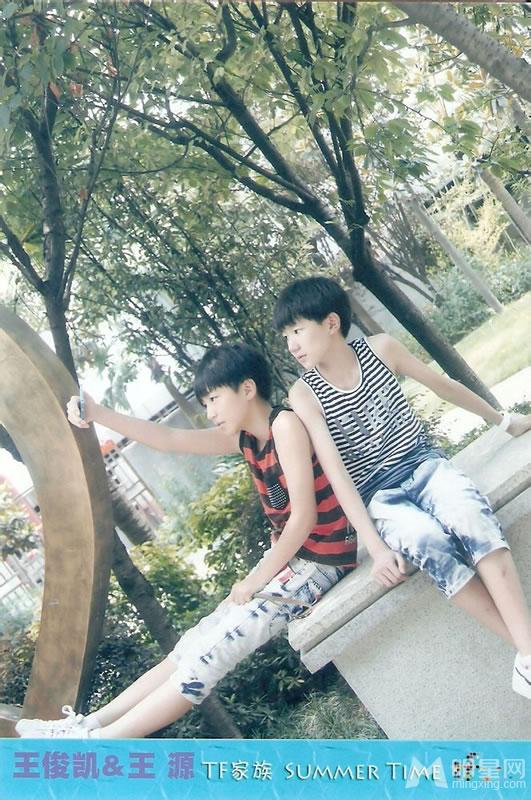 TFBOYS代言步步高广告 和何炅老师合照图片