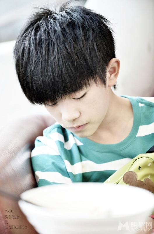 TFBOYS教室照 白色衬衫优雅阳光 TFBOYS图片图片