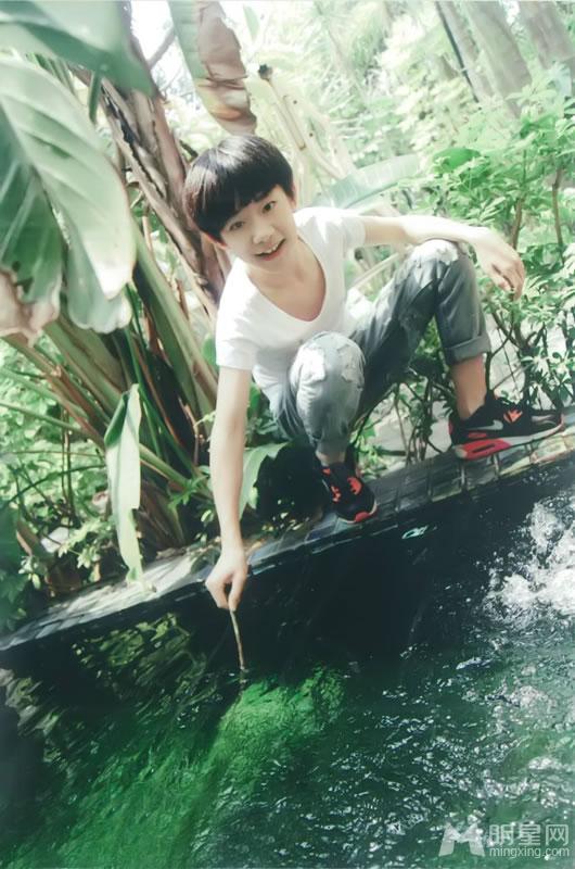 TFBOYS教室照 白色衬衫优雅阳光 TFBOYS图片图片