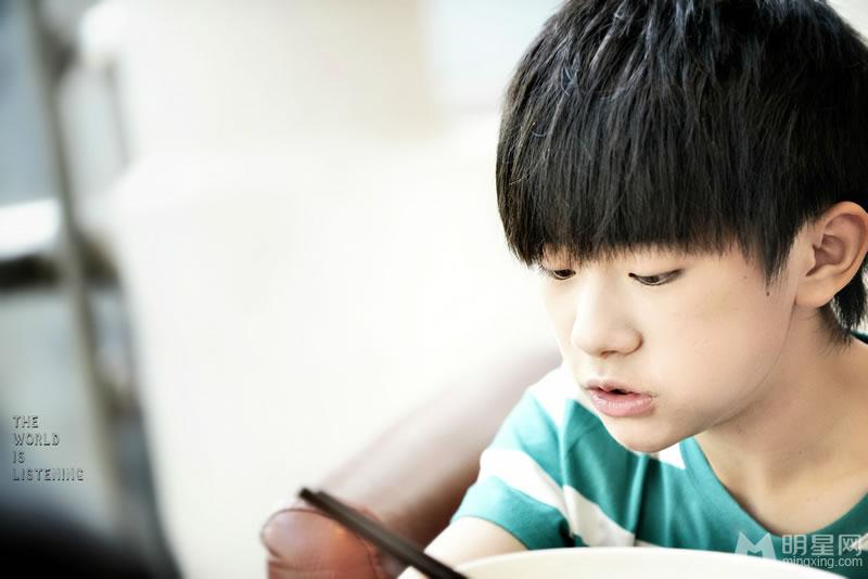 TFBOYS教室照 白色衬衫优雅阳光 TFBOYS图片图片
