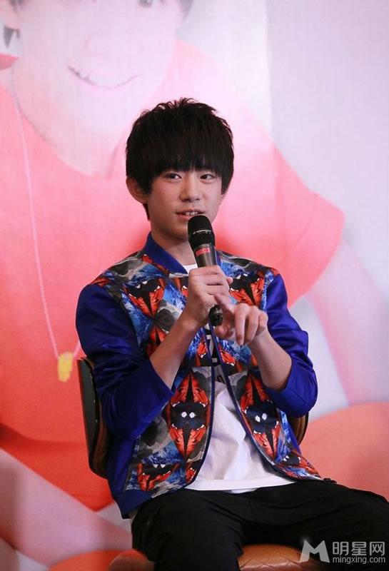 TFBOYS教室照 白色衬衫优雅阳光 TFBOYS图片图片
