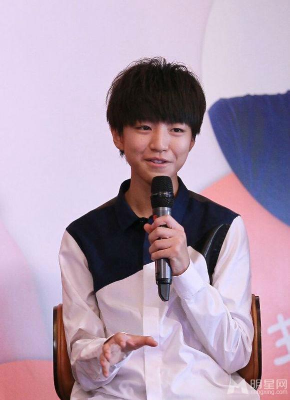 TFBOYS教室照 白色衬衫优雅阳光 TFBOYS图片图片