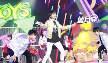 TFBOYS教室照 白色衬衫优雅阳光 TFBOYS图片图片
