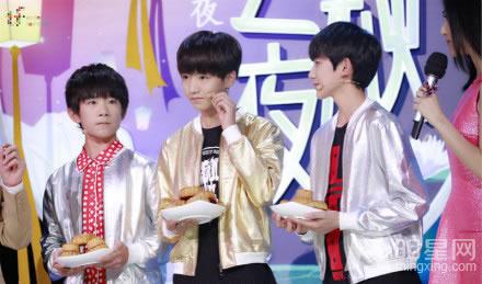 TFBOYS教室照 白色衬衫优雅阳光 TFBOYS图片图片