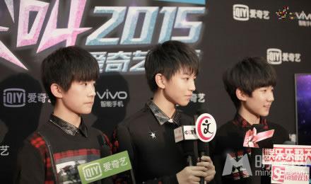 TFBOYS教室照 白色衬衫优雅阳光 TFBOYS图片图片
