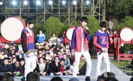 TFBOYS教室照 白色衬衫优雅阳光 TFBOYS图片图片