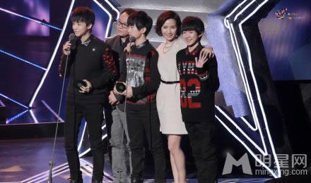 TFBOYS教室照 白色衬衫优雅阳光 TFBOYS图片图片