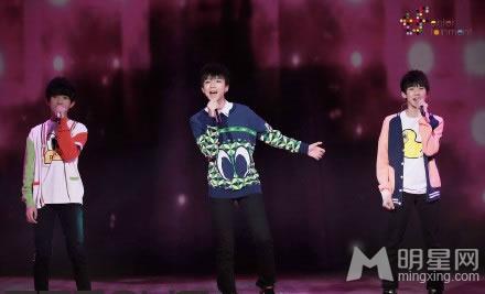 TFBOYS教室照 白色衬衫优雅阳光 TFBOYS图片图片