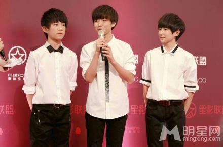 TFBOYS教室照 白色衬衫优雅阳光 TFBOYS图片图片